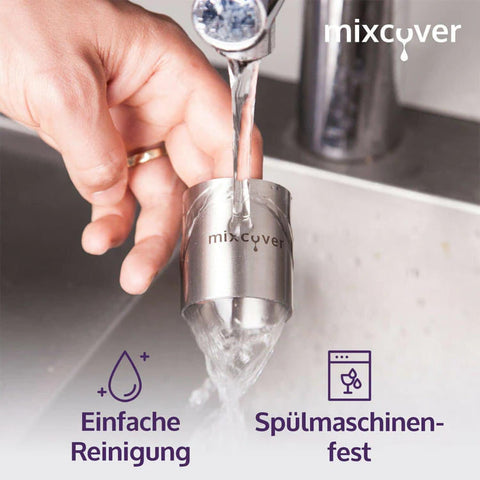 Hand spült ein Dampfkamin-Zubehör aus Edelstahl unter einem Wasserhahn.