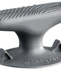 Nahe Aufnahme des grauen, geriffelten mixcover Thermo-Griff Deckelhalters in T-Form, isoliert auf weißem Hintergrund.