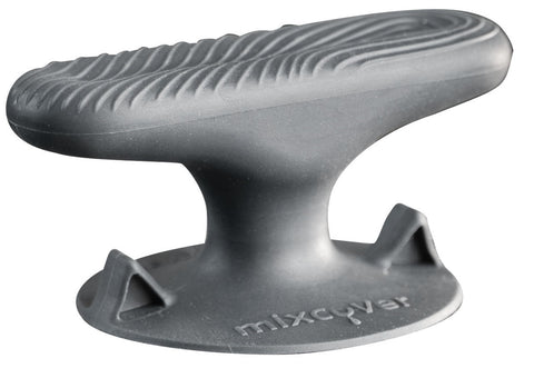 Nahe Aufnahme des grauen, geriffelten mixcover Thermo-Griff Deckelhalters in T-Form, isoliert auf weißem Hintergrund.