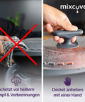 Zweiteiliges Bild: Links wird das Anheben des Topfdeckels mit einem Tuch (durchgestrichen) gezeigt; rechts wird der mixcover Thermo-Griff zum einfachen Anheben des Deckels mit einer Hand verwendet. Text: „Schützt vor heißem Dampf & Verbrennungen“ und „Deckel anheben mit einer Hand“.
