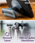 Zweiteiliges Bild, das die Vielseitigkeit des mixcover Thermo-Griffs zeigt: Oben wird er als Handy-Ständer verwendet, unten hält er an einer glatten Oberfläche ein Tuch. Text: „Allround Talent“ und „Hält auf glatten Oberflächen“.