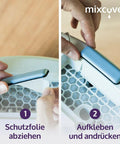 Zwei Schritte zum Anbringen eines blauen Gleiters: Schutzfolie abziehen und aufkleben.