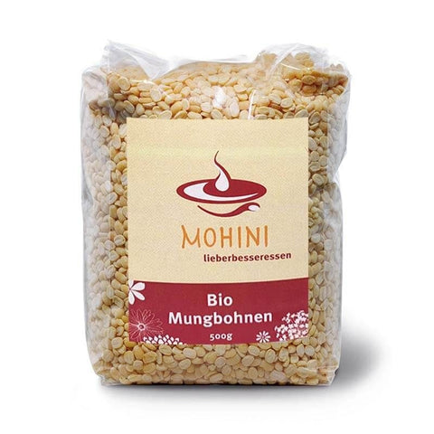 Ein durchsichtiger 500g-Plastikbeutel gefüllt mit gelben geschälten Mungbohnen, mit einem cremefarbenen „Mohini“-Etikett und der Aufschrift „Bio Mungbohnen“.