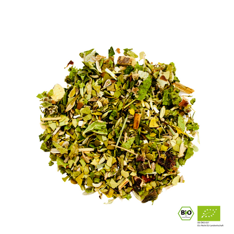 Eine Nahaufnahme der "New Happy Me" Puretoxmischung von Urban Tea Factory, bestehend aus grob geschnittenen grünen Kräutern wie Mate und Brennnessel, sowie helleren und dunkleren Pflanzenbestandteilen. Unten rechts ist das BIO-Siegel sichtbar.