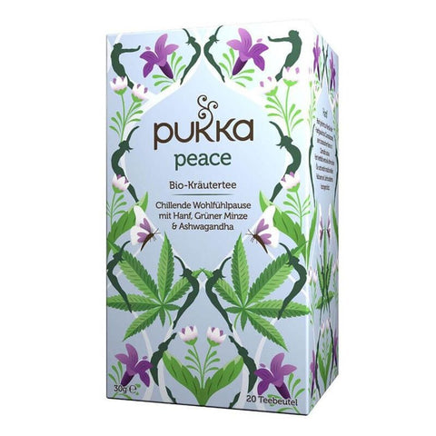 Eine weiß-hellblaue Packung Pukka „Peace“ Bio-Kräutertee, verziert mit einem detailreichen Design aus Hanfblättern, lila Blüten und dunkelgrünen Silhouetten von Yoga-Posen.