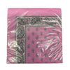 Eine eingeschweißte Packung rosa Papierservietten mit einer schwarz-weißen Paisley-Bordüre und einem passenden Tropfenmuster in der Mitte.