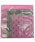 Eine eingeschweißte Packung rosa Papierservietten mit einer schwarz-weißen Paisley-Bordüre und einem passenden Tropfenmuster in der Mitte.