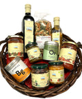 Ein Weidenkorb gefüllt mit italienischen Spezialitäten, darunter Terra Verde Aceto Balsamico und Olivenöl, Gläser mit Sugo (Soßen) und Pesto, eine Tüte Tricolore-Nudeln und MySpice Gewürzdosen.