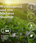 Eine Infografik vor einem unscharfen Hintergrund einer Teefarm, die die hohe Qualität der "So Damn Pretty" Grünteemischung bewirbt. Die Icons heben hervor: Ohne künstliche Aromen, Frei von Pestiziden, im Nachhaltigen Violettglas verpackt und 100% Bio & funktional. Der Text verspricht mindestens 30 Tassen Genuss.
