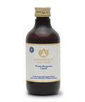 Eine Braunglasflasche „Maharishi Ayurveda Prana Rasayana Liquid“, ein ayurvedisches Nahrungsergänzungsmittel, mit weißem Etikett, goldener Aufschrift und einem goldenen Schraubverschluss.