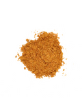 Ein kleiner, kreisförmiger Haufen fein gemahlenes „Oriental Ras el-Hanout“-Gewürzpulver auf weißem Hintergrund mit einer warmen, erdigen orange-braunen Farbe und einer feinkörnigen Textur.