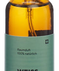Nahaufnahme des Puralpina Raumdufts „Weisstanne“ in der Braunglasflasche. Das Etikett hebt die Herkunft „Aus dem Schweizer Jura“ und die Marke puralpina hervor.