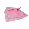 Ein leuchtend rosa quadratisches Bandana mit klassischem schwarz-weißem Paisley-Rand und Tropfenmuster, das leicht gefaltet und an der oberen Ecke geknotet ist.