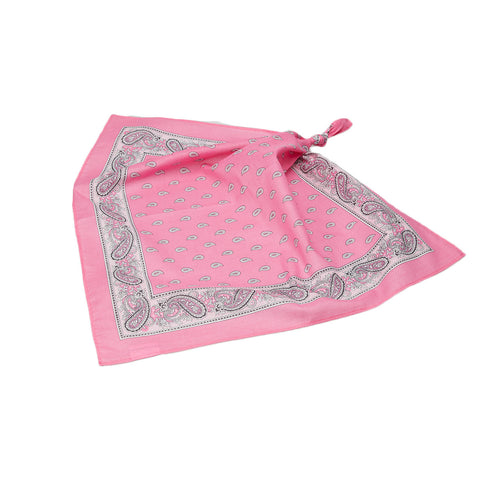 Ein leuchtend rosa quadratisches Bandana mit klassischem schwarz-weißem Paisley-Rand und Tropfenmuster, das leicht gefaltet und an der oberen Ecke geknotet ist.