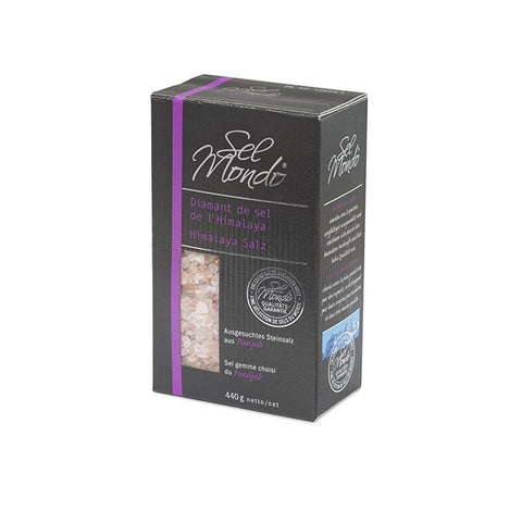 Eine Schrägansicht einer schwarzen „Sel Mondo“-Kartonverpackung für „Diamant de sel de l'Himalaya“ (Himalaya-Salz), mit einem lila vertikalen Streifen, einer Gewichtsangabe von 440 g und einem Sichtfenster mit rosa Salzkristallen.