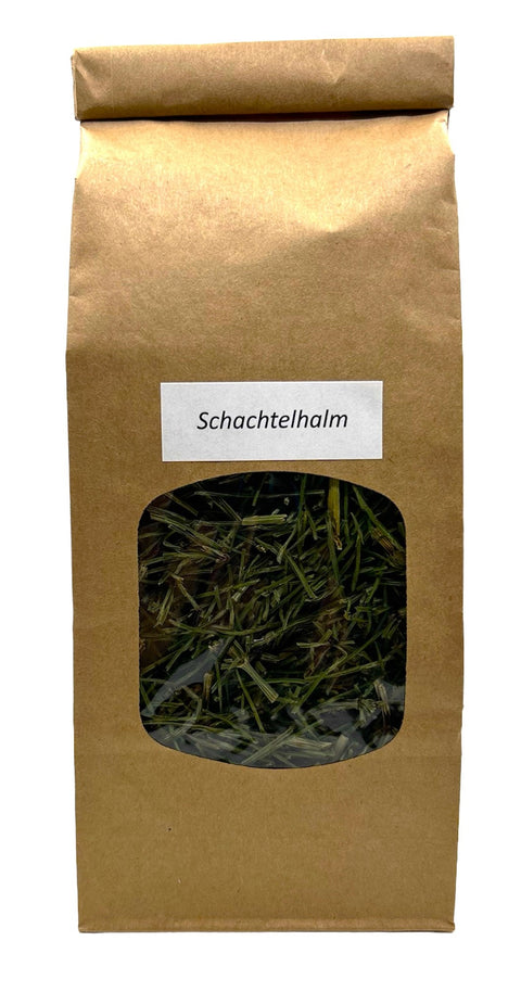 Ein brauner Papierbeutel mit einem kleinen Sichtfenster, das getrocknetes, nadelartiges grünes Schachtelhalmkraut zeigt, beschriftet mit einem weißen Etikett „Schachtelhalm“.