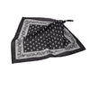 Ein schwarzes quadratisches Bandana mit traditionellem weißem Paisley-Rand und Tropfenmuster, das leicht gefaltet und an der oberen Ecke geknotet ist.