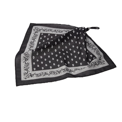 Ein schwarzes quadratisches Bandana mit traditionellem weißem Paisley-Rand und Tropfenmuster, das leicht gefaltet und an der oberen Ecke geknotet ist.