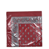 Eine eingeschweißte Packung roter Papierservietten mit einer schwarz-weißen Paisley-Bordüre und einem passenden Tropfenmuster in der Mitte.