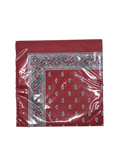 Eine eingeschweißte Packung roter Papierservietten mit einer schwarz-weißen Paisley-Bordüre und einem passenden Tropfenmuster in der Mitte.