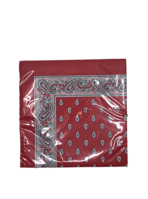 Eine eingeschweißte Packung roter Papierservietten mit einer schwarz-weißen Paisley-Bordüre und einem passenden Tropfenmuster in der Mitte.