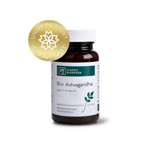 Flasche Classic Ayurveda Bio Ashvagandha Nahrungsergänzungsmittel mit einem goldenen Sticker "UNSER PRODUKT des Jahres 2023", isoliert auf weißem Hintergrund.