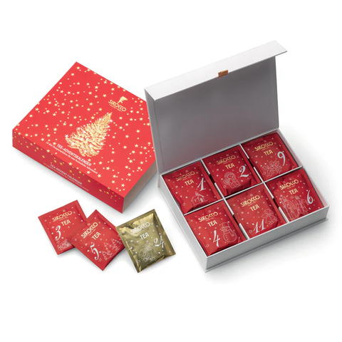 Ein festlicher Sirocco Tee-Adventskalender mit einer roten Außenverpackung samt goldenem Weihnachtsbaum und einer weißen Innenbox, die nummerierte rote und goldene Teebeutel enthält.