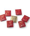 Sieben nummerierte Sirocco Tee-Sachets aus einem Adventskalender, darunter sechs rote und ein goldenes Tütchen, jeweils verziert mit festlichen weißen Illustrationen wie Schneemännern und Weihnachtsbäumen.