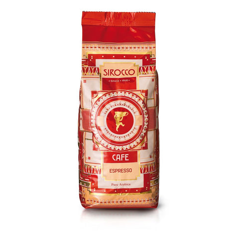 Eine leuchtend rote Kaffeepackung von „Sirocco Cafe Espresso Pure Arabica“ mit einem gold-cremefarbenen Art-déco-Muster und einem zentralen goldenen Logo einer Figur, die eine Tasse hält.