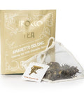 Ein goldfarbenes Sachet und ein transparenter Pyramiden-Teebeutel der Marke „Sirocco“ für die Sorte „Amaretto Oolong“.
