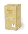 Eine hellgoldene Produktverpackung der Marke „Sirocco“ für „Amaretto Oolong“ Bio-Tee mit weißer Ornament-Schrift.