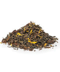 Ein kleiner Haufen loser Teeblätter auf weißem Hintergrund, bestehend aus dunklen Oolong-Blättern und gelben Blütenakzenten.