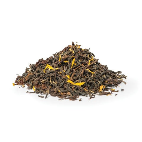 Ein kleiner Haufen loser Teeblätter auf weißem Hintergrund, bestehend aus dunklen Oolong-Blättern und gelben Blütenakzenten.