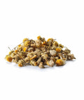 Ein kleiner Haufen loser Sirocco „Camomile Orange Blossoms“ Kräutertee auf weißem Hintergrund, bestehend aus ganzen getrockneten Kamillenblüten mit gelben Köpfchen und weißen Blütenblättern.