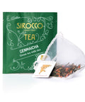 Ein grüner Sirocco Genmaicha Teebeutel-Umschlag neben einem Pyramidenteebeutel aus feinem Netz, gefüllt mit grünem Tee und geröstetem Naturreis.