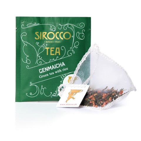 Ein grüner Sirocco Genmaicha Teebeutel-Umschlag neben einem Pyramidenteebeutel aus feinem Netz, gefüllt mit grünem Tee und geröstetem Naturreis.