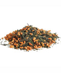 Ein kleiner Haufen loser Genmaicha-Tee, bestehend aus dunkelgrünen Teeblättern gemischt mit zahlreichen Stücken geröstetem braunem Reis.