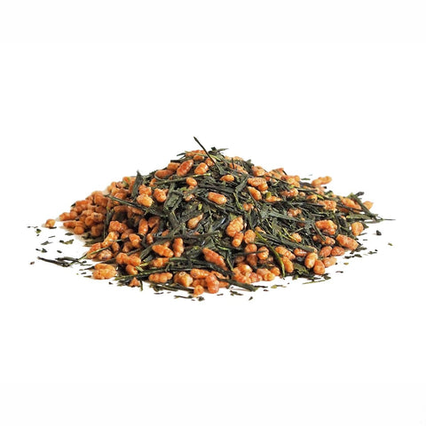 Ein kleiner Haufen loser Genmaicha-Tee, bestehend aus dunkelgrünen Teeblättern gemischt mit zahlreichen Stücken geröstetem braunem Reis.