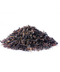 Ein kleiner Haufen loser Sirocco „Golden Assam“-Schwarztee auf weißem Hintergrund, bestehend aus feinen, dunklen fermentierten Teeblättern mit deutlich sichtbaren goldbraunen Blattspitzen.