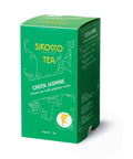 Eine smaragdgrüne Kartonverpackung für Sirocco „Green Jasmine“ Bio-Grüntee mit Jasmin-Duft, verziert mit eleganten weißen Ornamenten und einer Seitenwand mit der mehrsprachigen Zutatenliste.