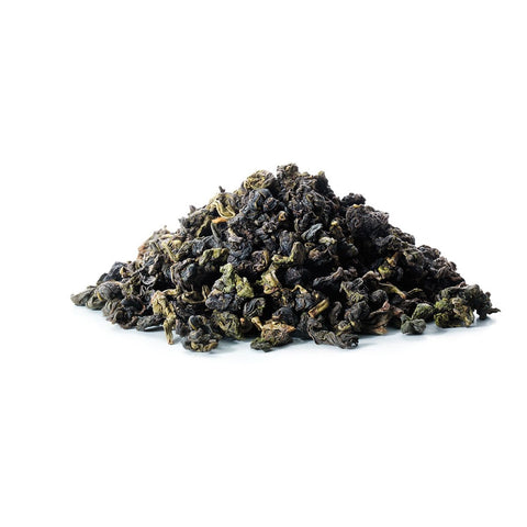 Ein kleiner Haufen loser Sirocco „Jade Oolong“-Tee auf weißem Hintergrund mit großen, dunkelgrünen Bio-Teeblättern, die fest gerollt und teilfermentiert sind.