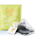 Ein hellgrünes Sachet Sirocco „Japanese Sencha“ neben einem pyramidenförmigen Teebeutel mit losen Teeblättern.