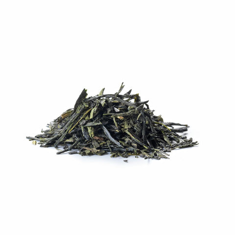Ein kleiner Haufen loser, dunkelgrüner Teeblätter der Sorte Japanese Sencha auf rein weißem Hintergrund.