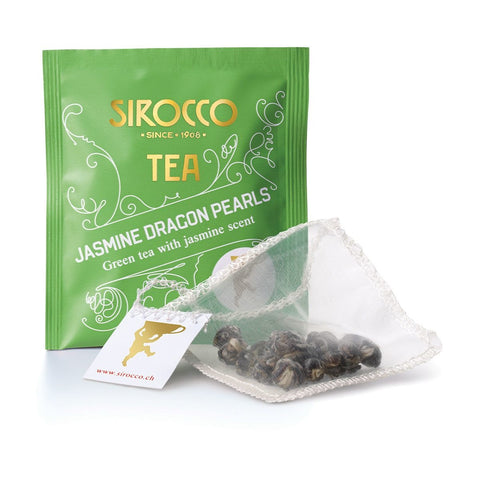 Ein hellgrünes Tee-Sachet für Sirocco „Jasmine Dragon Pearls“ neben einem transparenten Pyramidenteebeutel, der fest gerollte, perlenförmige Grünteeblätter mit Jasminduft enthält.