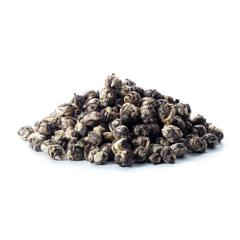 Ein kleiner Haufen loser Sirocco „Jasmine Dragon Pearls“ Grüntee auf weißem Hintergrund mit handgerollten, kugelförmigen Teeblättern in Silber- und Dunkelgrüntönen.
