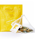 Ein leuchtend gelbes Tee-Sachet für Sirocco „Lemon Beach“ Früchtetee neben einem transparenten Pyramidenteebeutel, der mit einer bunten Mischung aus getrockneten Fruchtstücken und Kräutern gefüllt ist.