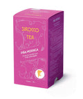 Eine leuchtend pinkfarbene Kartonverpackung für Sirocco „Piña Moringa“ Bio-Früchte- und Kräutertee mit eleganten weißen Ornamenten und einer detaillierten mehrsprachigen Zutatenliste auf der Seitenfläche.