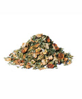 Ein kleiner Haufen loser Sirocco „Piña Moringa“-Tee auf weißem Hintergrund, bestehend aus hellgrünen Moringa-Blättern gemischt mit großen, getrockneten gelben Ananasstücken und orangefarbenen Apfelstücken.