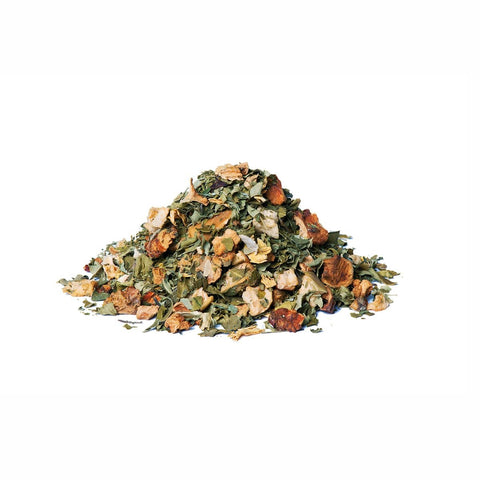 Ein kleiner Haufen loser Sirocco „Piña Moringa“-Tee auf weißem Hintergrund, bestehend aus hellgrünen Moringa-Blättern gemischt mit großen, getrockneten gelben Ananasstücken und orangefarbenen Apfelstücken.