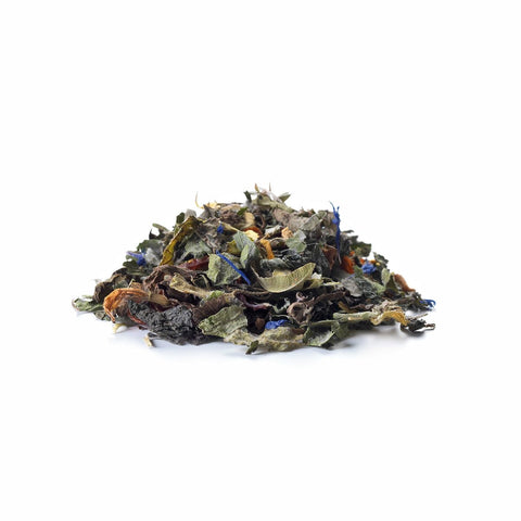 Ein kleiner Haufen loser Sirocco „Piz Palü“ Kräutertee auf weißem Hintergrund, bestehend aus einer farbenfrohen Mischung verschiedener getrockneter grüner Blätter, leuchtend blauer Kornblumenblüten und orangefarbener Ringelblumen.